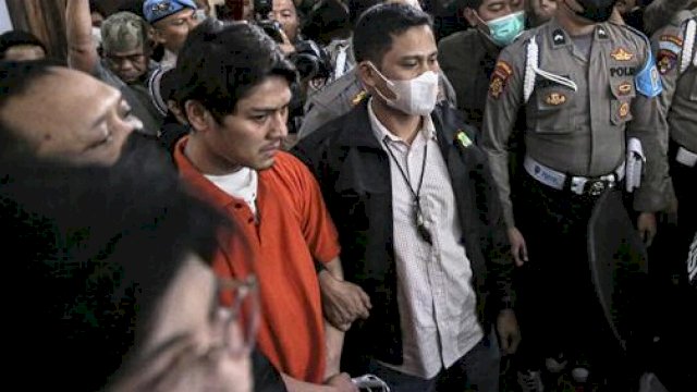 Artis Rizky Billar dihadirkan saat rilis kasus kekerasan dalam rumah tangga (KDRT) terhadap istrinya Lesti Kejora di Mapolres Jakarta, Kamis (13/10/2022). Foto: dok liputan6