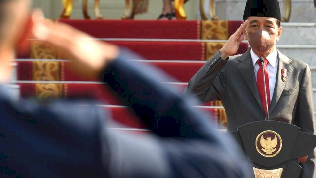 Presiden Joko Widodo bertindak sebagai inspektur upacara dalam Prasetya Perwira (Praspa) TNI-Polri tahun 2022 di Istana Merdeka, Jakarta, Kamis (14/7/2022). Foto: Biro Pers Sekretariat Presiden