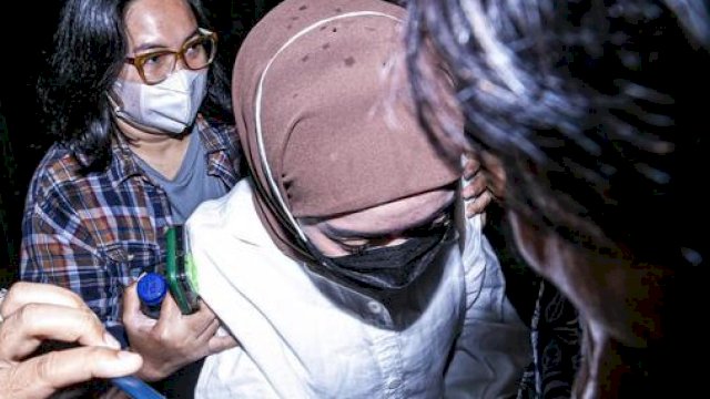 Lesti Kejora dengan penjagaan ketat mendatangi Mapolres Jakarta Selatan, Kamis (13/10/2022). Foto: dok Liputan6