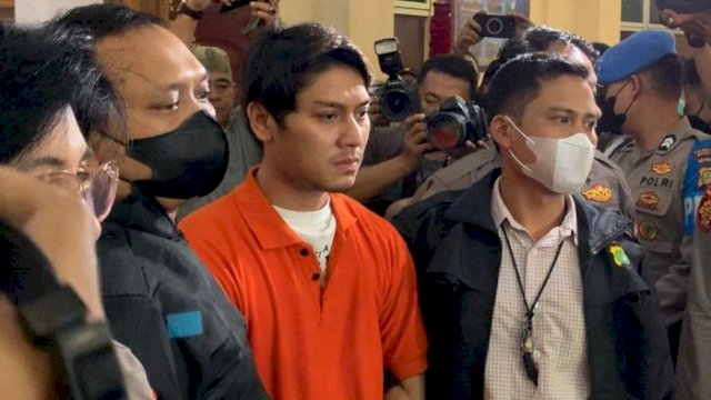 Rizky Billar ditahan polisi setelah ditetapkan tersangka