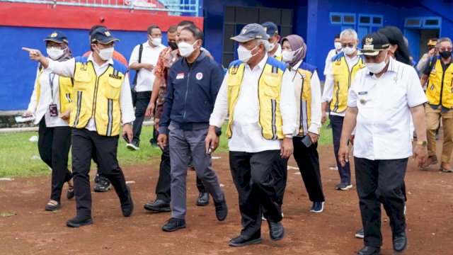 Menteri PUPR Basuki Hadimuljono dan Menpora Zainudin Amali, meninjau Stadion Kanjuruhan , Malang, Jawa Timur, pada Kamis (13/10/2022).  (Foto: Humas Kemenpora)