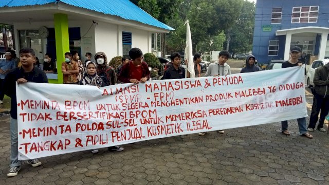 Sejumlah mahasiswa menggelar aksi di depan kantor BPOM Makassar. Foto: Portalmedia/Reza