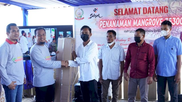 Pemprov Sulsle memberikan bantuan  smart fishing  kepada nelayan Takalar/IST