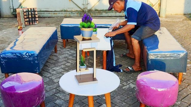  Warga Binaan pemasyarakatan (WBP) Lembaga Pemasyarakatan (Lapas) Narkotika Kelas IIA Sungguminasa hasilkan karya kerajinan sofa yang dihargai jutaan rupiah/IST