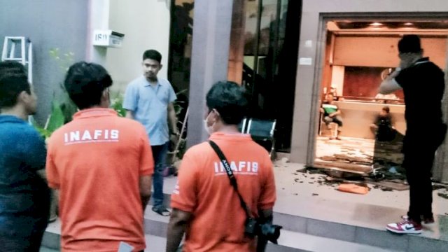 Rumah pungusaha bus, Litha Brent, dirusak orang tak dikenal. Foto: ist