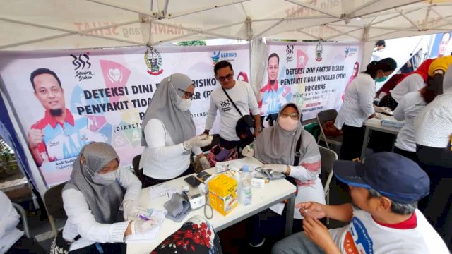 Pemeriksaan kesehatan gratis di lokasi acara Jalan Santai Sulsel Anti Malas Gerak (Mager) 353 Tahun Provinsi Sulsel, Minggu (16/10/2022)/Ist