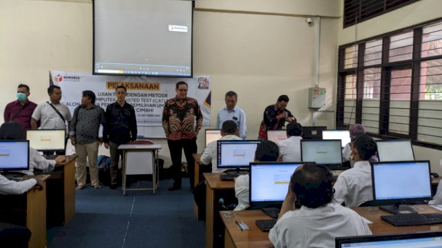 Anggota Bawaslu mengawasi proses seleksi CAT pendaftar calon Panwascam, Sabtu (15/10/2022) foto: Publikasi dan Pemberitaan Bawaslu