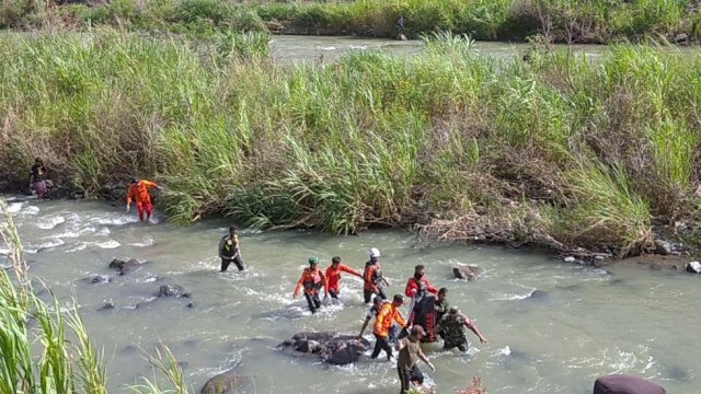 Tim SAR Gabungan yang melakukan evakuasi terhadap korban terakhir longsor di Kabupaten Jeneponto. (Ist/reza/portalmedia)