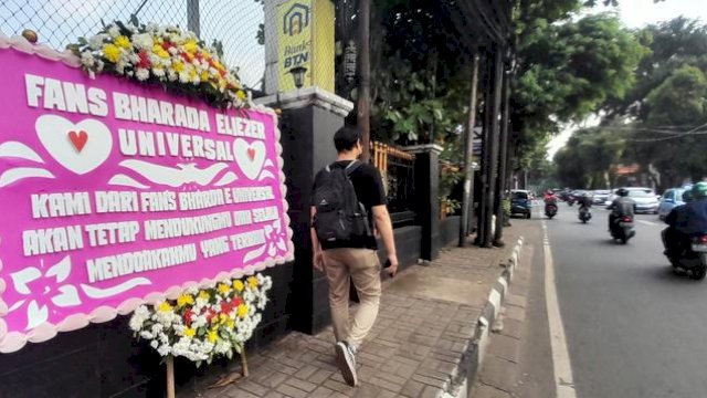Karangan bunga untuk Bharada E. Foto: dok liputan6