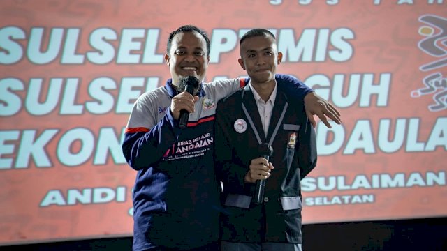 Gubernur Sulsel, Andi Sudirman Sulaiman bersama salah satu siswa penerima bantuan beasiswa/Ist