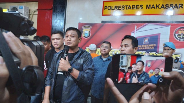 Kapolrestabes Makassar, Kombes Pol Budhi Haryanto didampingi Dirreskrimum Polda Sulsel, Kombes Pol Jamalauddin Farti (kanan) dan Kasatreskrim Polrestabes Makassar, AKBP Reonald TS Simanjuntak (kiri) saat ekspose di Mapolrestabes Makassar. Foto: Portalmedia/Reza