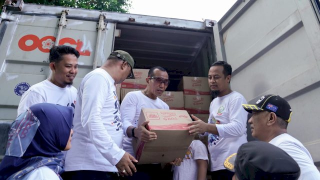 Gubernur Sulsel Andi Sudirman Sulaiman saat melepas ekspor Produk Halal Andalan Sulsel dengan total volume sebesar 378,50 ton/Ist