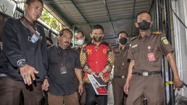 Terdakwa kasus pembunuhan Brigadir J, Ferdy Sambo (tengah) berjalan untuk mengikuti sidang perdana di Pengadilan Negeri Jakarta Selatan, Senin (17/10/2022). Sidang tersebut beragendakan pembacaan surat dakwaan oleh Jaksa Penuntut Umum terkait kasus perintangan penyidikan dalam perkara tersebut. Foto: dok Republika