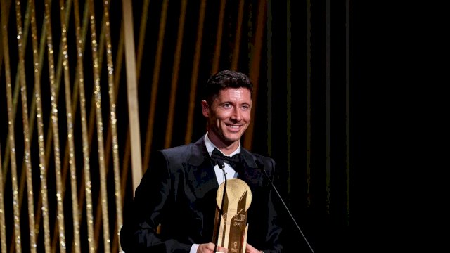 Pemain FC Barcelona Robert Lewandowski menerima penghargaan  Gerd Muller dalam  seremonial Ballon d'Or 2022 di Teater Chatelet, Paris, Prancis