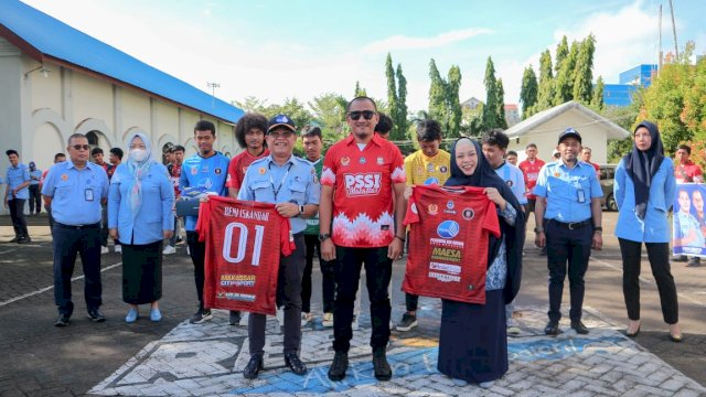 Dirut PDAM  Makassar, Beni Iskandar, melepas pemberangkatan tim Sepak Bola Makassar untuk bertanding di ajang Pekan Olahraga Provinsi (Porprov) Sulawesi Selatan 2022 akan berlangsung di Sinjai-Bulukumba pada 22-31 Oktober 2022, mendatang.