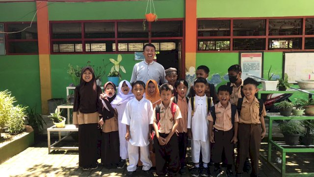 Hasbi dan beberapa siswa di SD Inpres Bontoa yang kini sudah menikmati kelas layak pakai setelah bantuan renovasi datang dari nonpemerintah (GMTD). Foto: Portalmedia/Gita