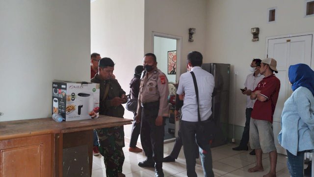Aparat kepolisian saat melakukan olah TKP/IST