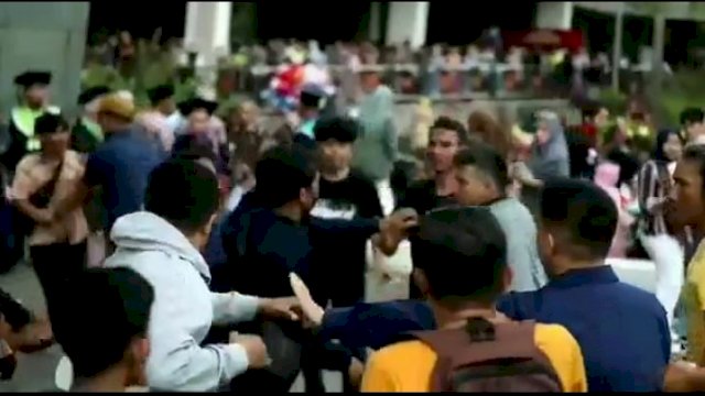 Potongan video aksi adu jotos di lokasi prosesi wisuda UNM yang beredar di Media Sosial/INT