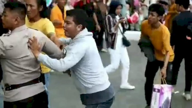 Potongan gambar aksi saling jotos yang terjadi di UNM. Foto: ist