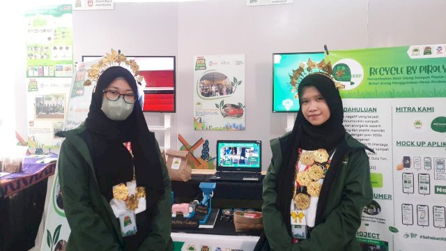 Perwakilan siswa dari SMA Islam Athirah Bukit Baruga di  finalis Toyota Eco Youth dengan project berjudul RPB (Recycle by Pirolysis)/IST