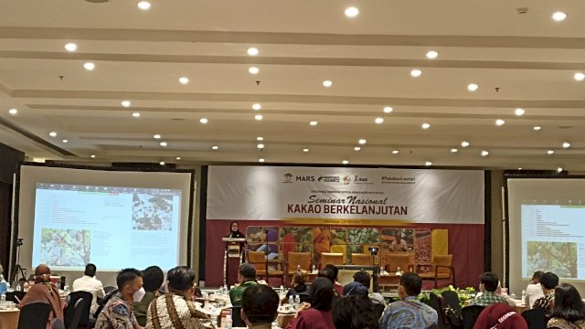 Bupati Lutra, Indah Putri Indriani  saat memaparkan Peta Jalan Kakao Lestari 2020 - 2045 pada kegiatan Seminar Nasional Kakao Berkelanjutan di Hotel Four Point by Sheraton Makassar, Rabu, 19 Oktober 2022. (Portal Media/Rahma)