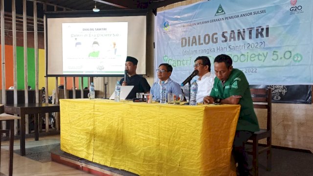 dr Fadli Ananda SpOg M.Kes, saat memberikan pemaparan dalam kegiatan Dialog Santri di Warkop Bundu Jalan Aroeppala Makassar, Rabu, 19 Oktober 2022(Portal Media/Dewi)
