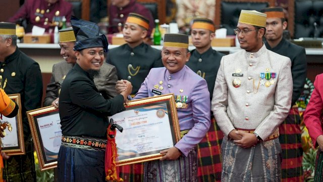 Bupati Bantaeng Bupati Bantaeng, Ilham Syah Azikin saat menerima penghargaan dari Gubernur Sulsel Andi Sudirman Sulaiman/Ist