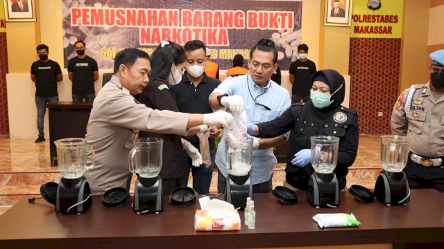 Satresnarkoba Polrestabes Makassar bersama Kejari Makassar, dan pihak Labfor Polda Sulsel melakukan pemusnahan narkotika jenis sabu dan ganja di aula Mapolrestabes Makassar, pada Kamis (20/10/2022) siang (Portal Media/Reza) 