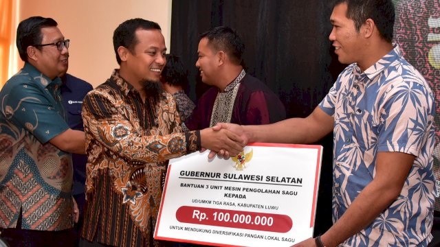 Gubernur Sulsel Andi Sudirman Sulaiman saat menerima bantuan dari Kementerian Pertanian (Kementan) / (Portal Media/Dewi) 