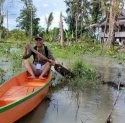 Pejuang Data Regsosek di Lutra Naik Perahu Lintasi Sungai di Tengah Cuaca Buruk