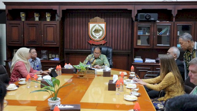 Danny Pomanto saat bertemu kontraktor IPAL Losari dalam rapat di Ruang Sipakalebbi, Balaikota Makassar, Kamis (20/10)/Ist
