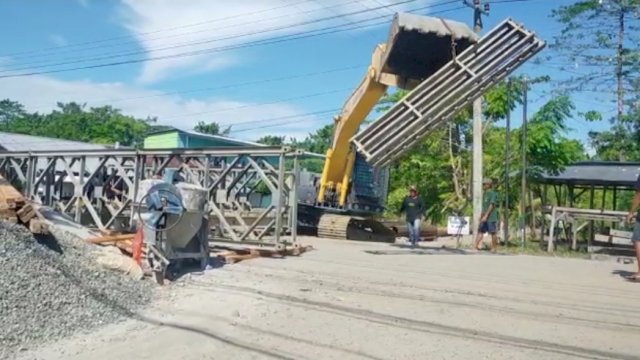 Proses pemasangan rangka bailey tengah dilakukan untuk penanganan darurat terhadap Jembatan Rampoang atau Salu Pikun di Kota Palopo/Ist