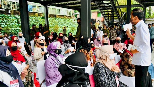 Presiden Joko Widodo (Jokowi) melakukan kunjungan kerjanya di Kabupaten Bogor dan Kota Bogor, Jawa Barat, dengan membagikan bantuan sosial (bansos). Foto: ist