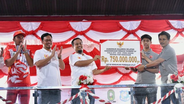 Gubernur Sulsel Andi Sudirman Sulaiman menyerahkan bonus kepada PSM Makassar pada pembukaan Pekan Olahraga Provinsi (PORPROV) XVII Tahun 2022 di Lapangan Andi Bintang, Kabupaten Sinjai, Sabtu malam (22/10/2022)/Ist