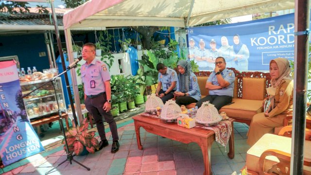 Rapat Koordinasi (Rakor) dengan para Direksi dan pejabat Struktural Perumda Air Minum Kota Makassar di Lorong Wisata Houston, Jalan Tanjung Lereh, Kelurahan Sambung Jawa, Kecamatan Mamajang, Makassar, Senin (24/10)/IST