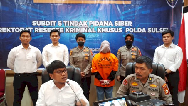 Polda Sulsel saat melakukan ekspos owner PT SLV Modern Travelindo atau SLV Travel, Selvi Ahmad Firdaus usai ditahan di Rumah Tahanan (Rutan) Mapolda Sulsel/(Portal Media/Reza)