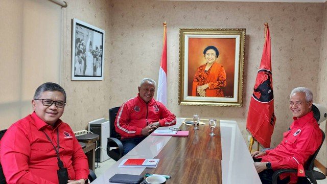 Gubernur Jateng, Ganjar Pranowo dalam pertemuan bersama Sekjen Hasto Kristiyanto dan Ketua DPP Bidang Kehormatan Komaruddin Watubun. Foto: dok PDIP