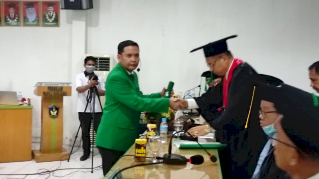 Legislator Sulsel, Haji Hengky Yasin saat mengkuti ujian disertasinya di Universitas Muslim Indonesia (UMI). Foto: dok