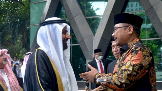 Menteri Agama Yaqut Cholil Qoumas berjabat tangan dengan Menteri Haji dan Umrah Arab Saudi Tawfiq F Al Rabiah saat tiba untuk melakukan pertemuan di Kantor Kementerian Agama, Jakarta, Senin (24/10/2022). Foto: dok republika