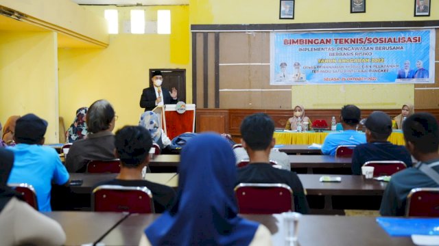 Bupati Pangkep Muhammad Yusran Lalogau saat membuka kegiatan bimbingan teknis(bimtek) dan sosialisasi impelementasi pengawasan usaha berbasis risiko, di Aula Mattampa Inn, Selasa (25/10/22)/IST