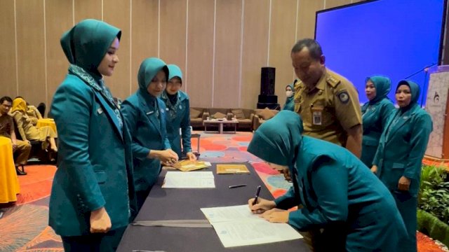Ketua Tim Penggerak (TP) PKK Kabupaten Gowa, Priska Paramita Adnan melantik Ketua TP PKK Kecamatan se-Kabupaten Gowa di Hotel Gammara Makassar, Senin (24/10).