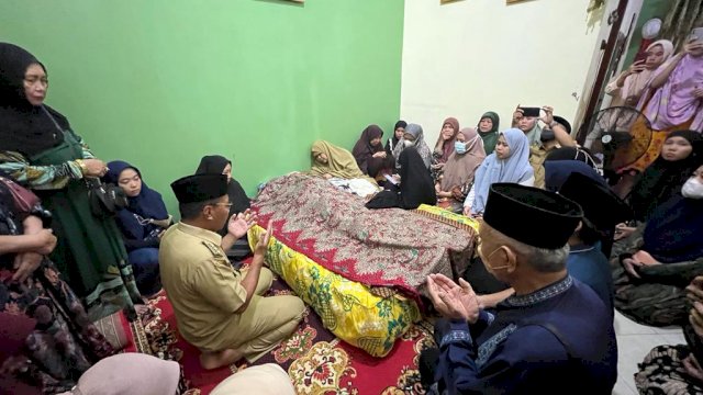 Walikota Makassar saat melayat ke rumah duka Salah satu Aparatur Sipil Negara (ASN) Suhartini Dg Lebang/Ist