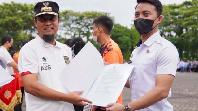 Gubernur Sulawesi Selatan Andi Sudirman Sulaiman menyerahkan SK kepada PNS dan CPNS Praja IPDN secara simbolis di Lapangan Upacara Kantor Gubernur Sulsel, Rabu, 26 Oktober 2022.