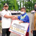 Serahkan Bonus Atlet Popda dan Pepaperda 2022, Gubernur: Pertama Dalam Sejarah ke Pelajar