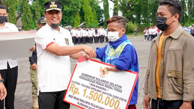Gubernur Sulawesi Selatan, Andi Sudirman Sulaiman menyerahkan Bonus kepada Atlet Peraih Medali pada Pekan Olahraga Pelajar Daerah (POPDA) Tahun 2022/Ist