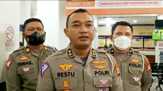 Kasubdit Regident Ditlantas Polda Sulsel, AKBP Restu Wijayanto  didampingi oleh Kasi STNK Ditlantas Polda Sulsel, Kompol I Made S (kanan) dan Paur STNK Ditlantas Polda Sulsel, AKP Ismail (kiri). Foto: Portalmedia/Reza