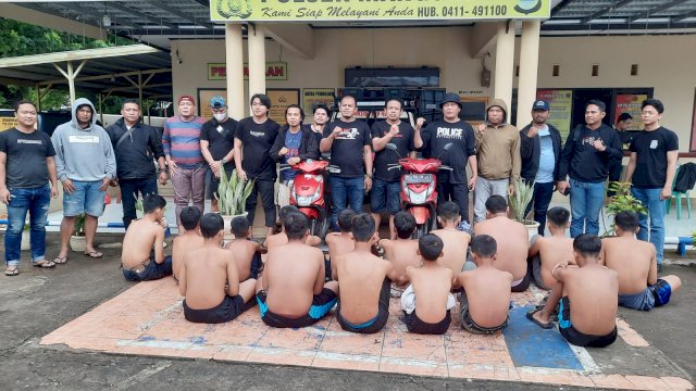 16 pelajar yang terlibat aksi tawuran saat diamankan aparat kepolisian(Portal Media/Reza) 