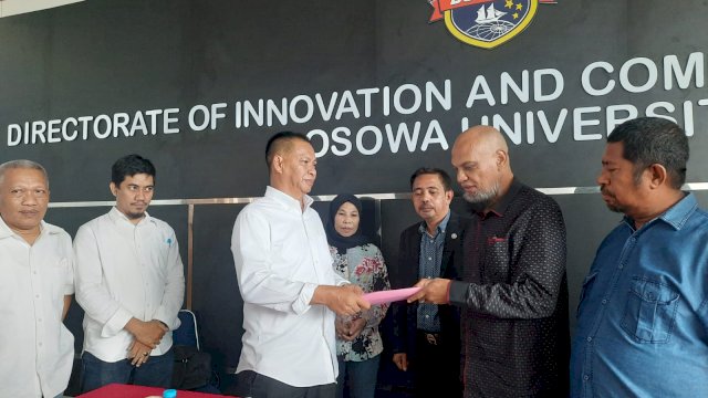 H Baba yang menyerahkan berkas pendaftaran bakal calon Ketua IKA Unibos Makassar/Ist