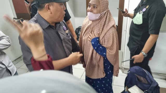Petugas security yang mengamankan terduga pencurian handphone. Foto: dok