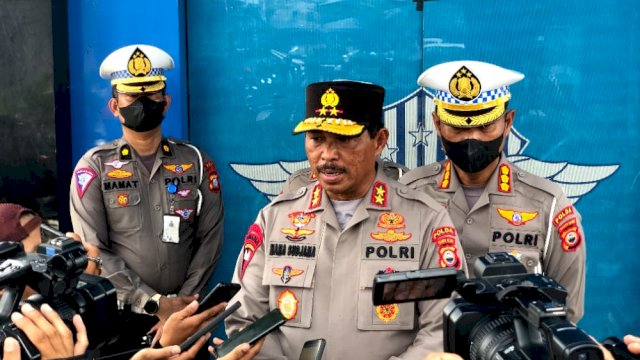 Kapolda Sulsel, Irjen Pol Nana Sudjana didampingi Dirlantas Polda Sulsel, Kombes Pol Faizal (Kanan) saat diwawancarai awak media (Portalmedia/Reza)